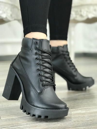 Botines Negros Altos con Cordones