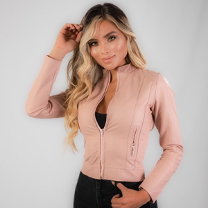 Sumérgete en un mundo de estilo y elegancia con nuestra exclusiva Chaqueta Para Mujer Rosa Milan. Esta prenda única combina la feminidad del color rosa con el refinamiento italiano, creando un look sofisticado y chic que seguramente te destacará en cualquier ocasión. El encantador tono rosa de esta chaqueta es una declaración de dulzura y feminidad, añadiendo un toque de frescura y alegría a tu guardarropa. Es perfecto para aquellas mujeres que desean expresar su estilo con elegancia y confianza. Fabricada con los materiales de más alta calidad y con un cuidado meticuloso en cada detalle, nuestra Chaqueta Para Mujer Rosa Milan ofrece una combinación perfecta de estilo y comodidad. Su tejido suave y delicado se adapta perfectamente a tu cuerpo, mientras que su corte favorecedor realza tu figura con gracia y feminidad. El diseño elegante y sofisticado de esta chaqueta está inspirado en la moda italiana, con detalles refinados que añaden un toque de lujo y distinción. Desde los botones ornamentados hasta los sutiles detalles de costura, cada elemento ha sido cuidadosamente diseñado para resaltar la belleza y la singularidad de esta prenda única. Además de su estilo incomparable, nuestra Chaqueta Para Mujer Rosa Milan también ofrece una versatilidad excepcional. Combínala con tus prendas favoritas para crear looks que se adapten a cualquier ocasión, desde una reunión casual hasta una noche en la ciudad. En resumen, la Chaqueta Para Mujer Rosa Milan es una expresión de estilo y feminidad que te permite destacar con elegancia y sofisticación. Con su diseño distintivo, comodidad excepcional y calidad insuperable, esta chaqueta es una pieza imprescindible en el guardarropa de cualquier mujer moderna y segura de sí misma. Atrévete a añadir un toque de encanto italiano a tu estilo personal con esta magnífica prenda.