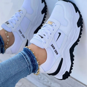 Tenis Para Mujer Nike Tractor Blancas y Negro